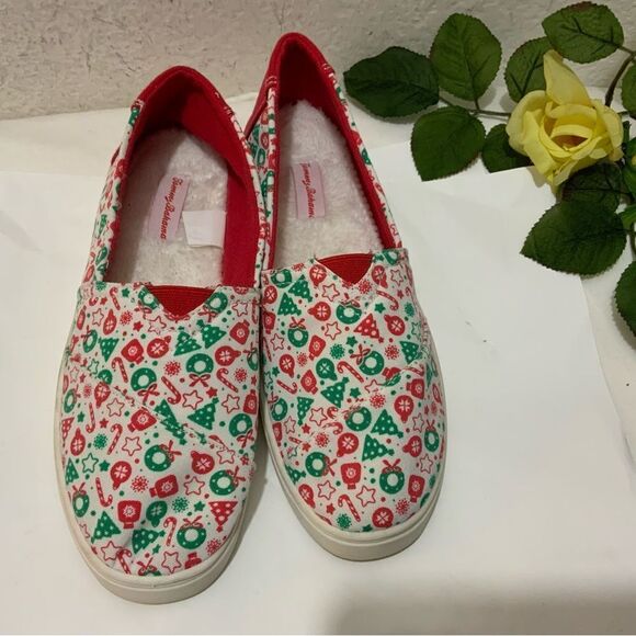 TOMMY BAHAMA FOOTWEAR SHOES FLATS CHRISTMAS EDITION WREATHS TREES CANDY CANES 7 - Picture 1 of 11